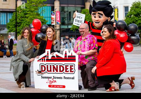 Dundee, Tayside, Schottland, Dundee Nachrichten, Großbritannien. 12.. Mai 2022. Beano`s Dennis und Gnasher befinden sich im Stadtzentrum und fördern eine historische und größte Comic-Feier aller Zeiten. Diesen Sommer feiert Dundee seinen Status als Heimat der Comics mit dem Summer Bash Street Festival, das vom 14.. Bis 24.. Juli 2022 stattfindet. Dundee wird im Rahmen des schottischen Jahres der Geschichten 2022 in „Beanotown“ verwandelt, in dem bekannte Figuren und Geschichten die Straßen der Stadt überführen und die Fülle an Geschichten feiern, die in Schottland inspiriert, geschrieben und geschaffen wurden. Kredit: Dundee Photographics/Alamy Live Nachrichten Stockfoto